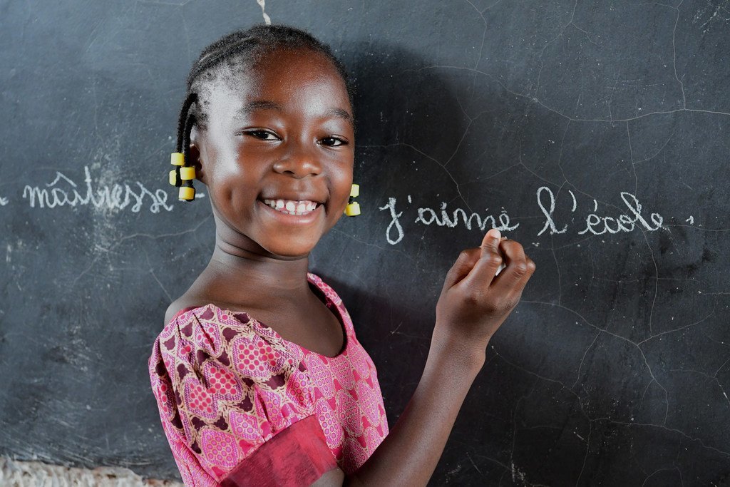布基纳法索东部法达的一名女孩在重开后的学校黑板上写字.